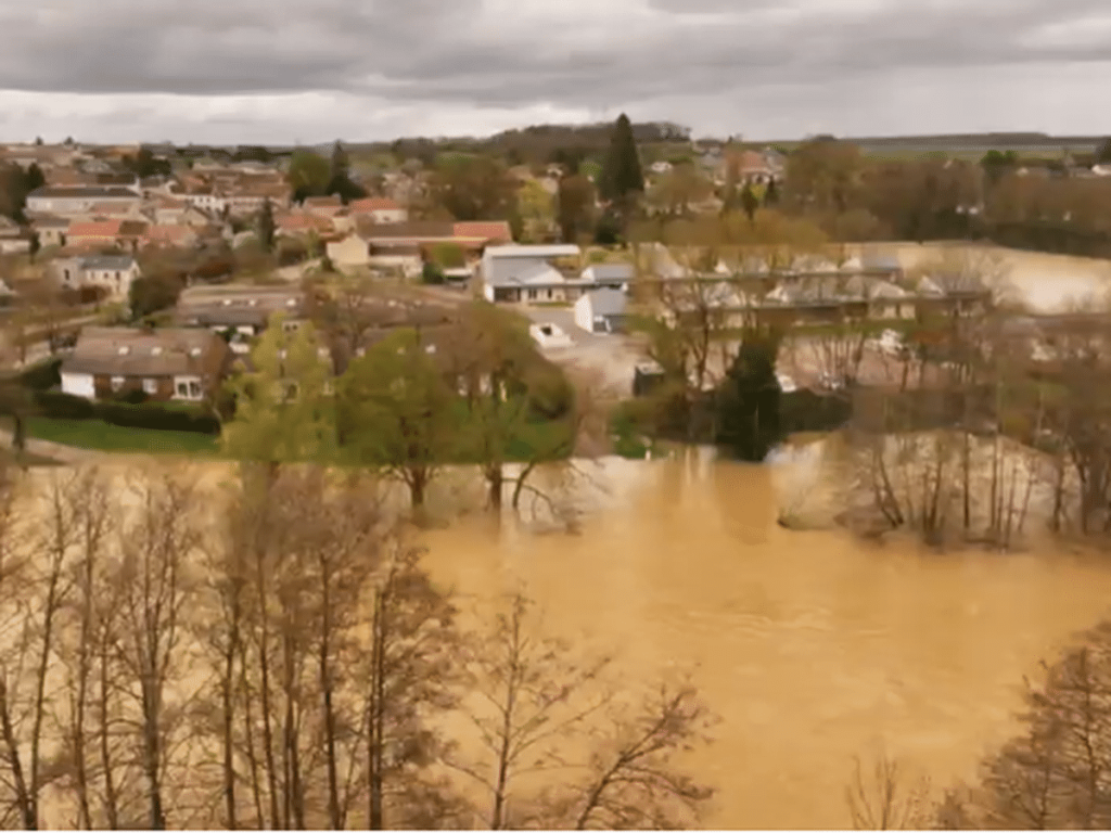Tonnerre les pieds dans l'eau 